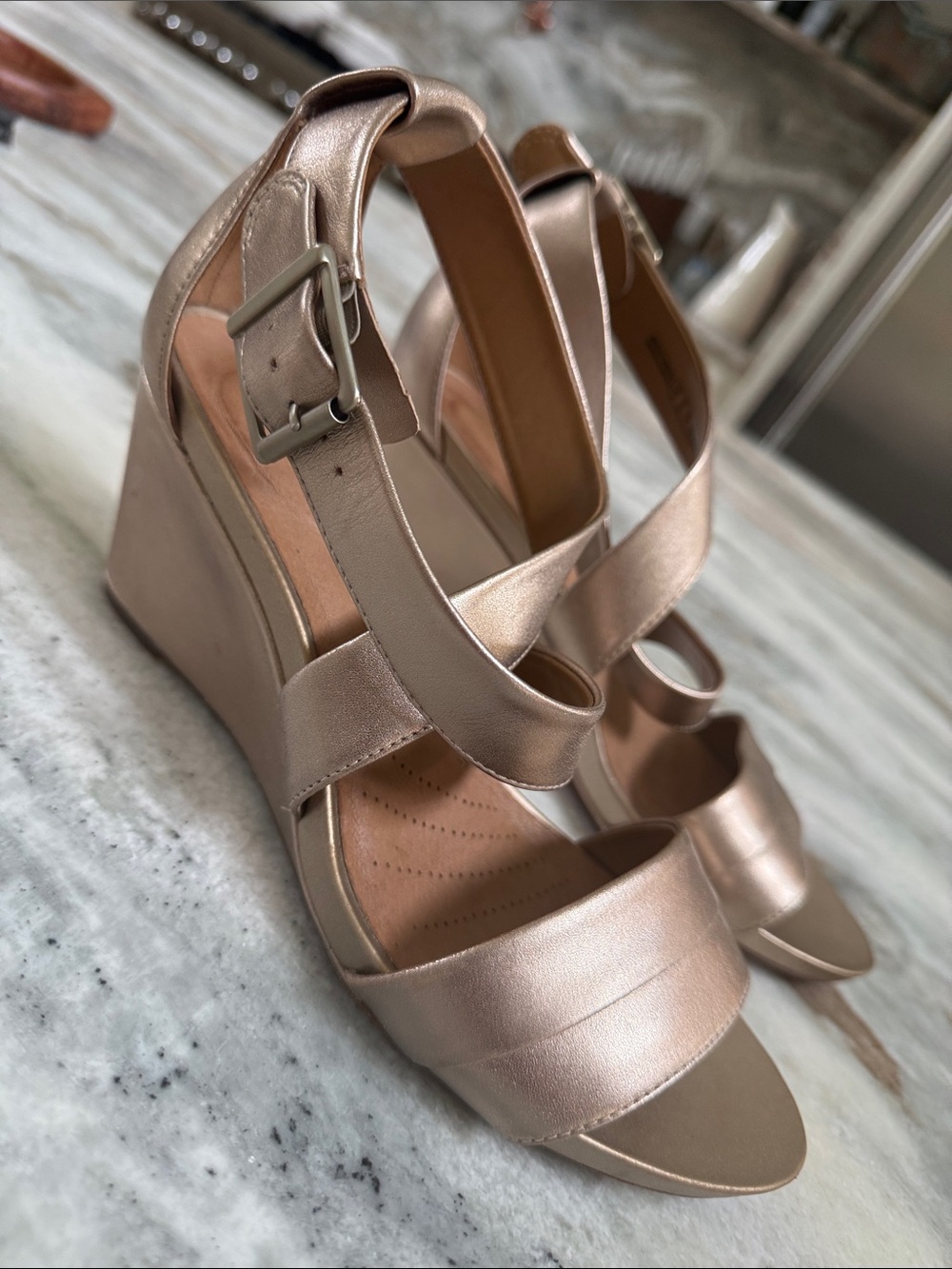 Women’s CLARKS artisan Gold crisscross buckle sandal heels SZ 9 M